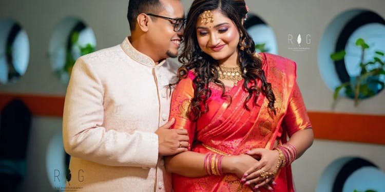 Picture Perfect: 20+ Trending Engagement Poses to Capture Your Chemistry