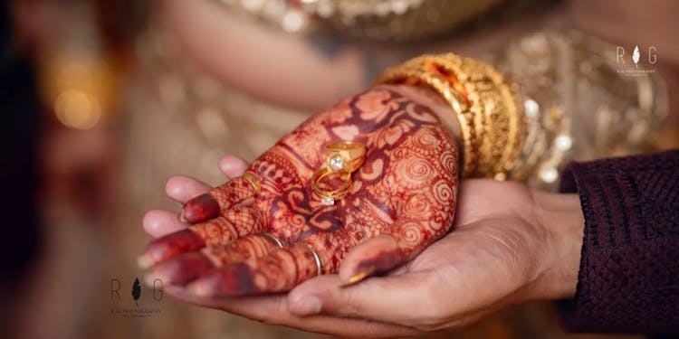 Picture Perfect: 20+ Trending Engagement Poses to Capture Your Chemistry