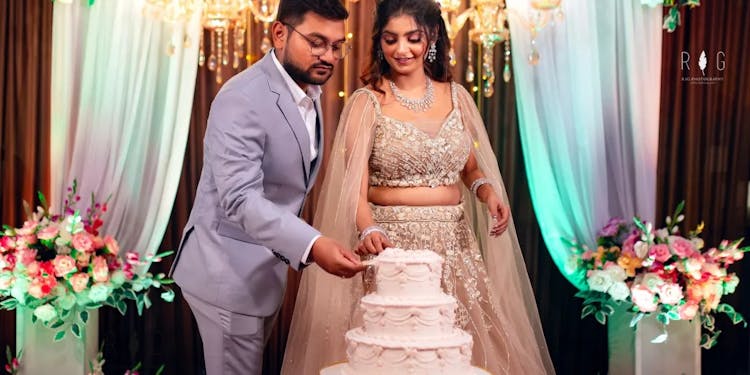 Picture Perfect: 20+ Trending Engagement Poses to Capture Your Chemistry