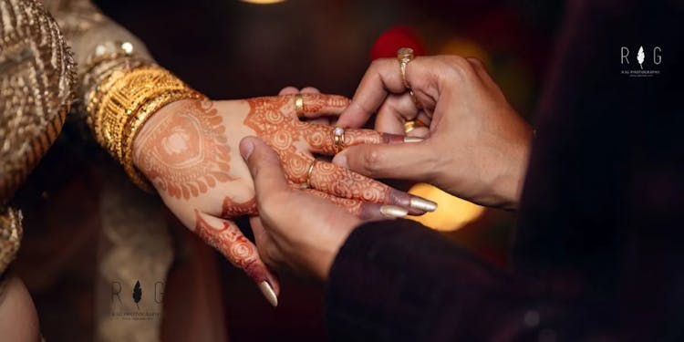 Picture Perfect: 20+ Trending Engagement Poses to Capture Your Chemistry