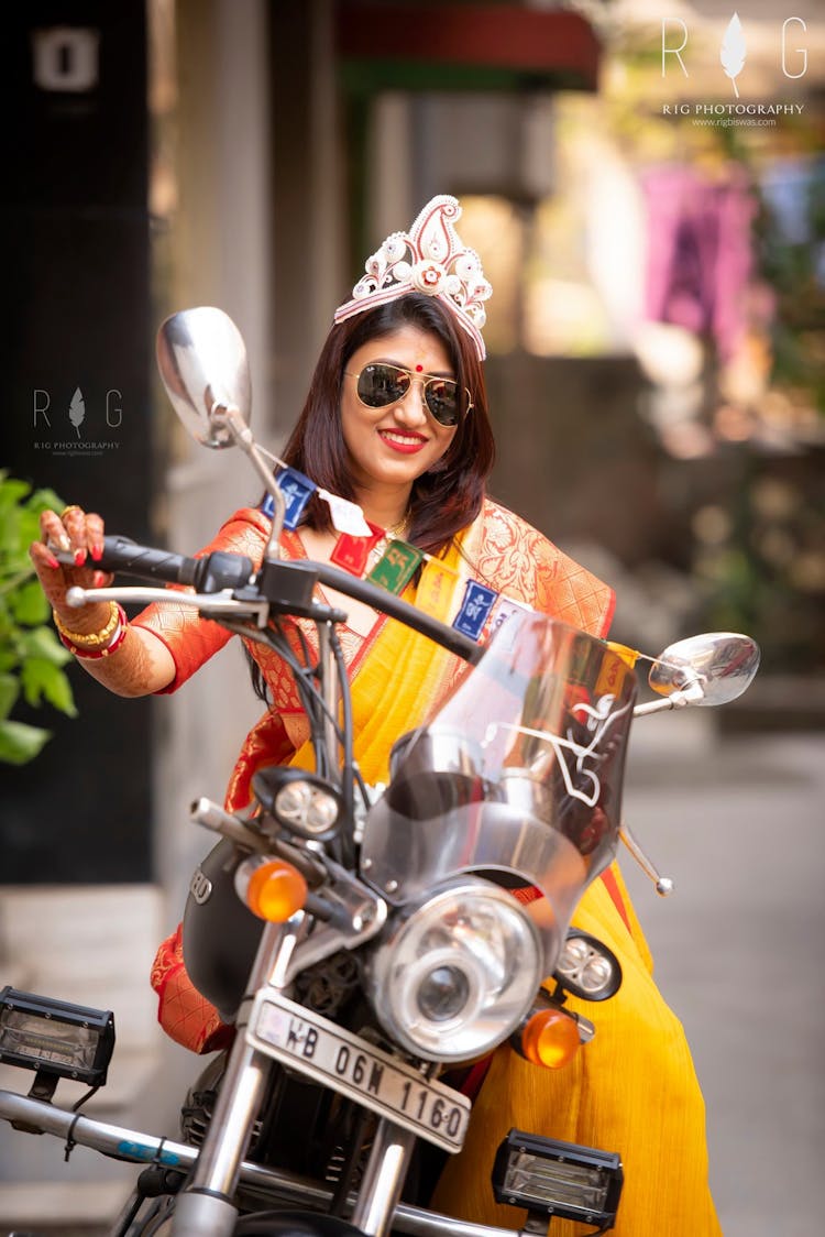 stylish bride haldi poses