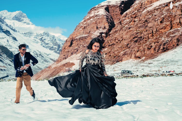 running poses ideas for pre-wedding photoshoot