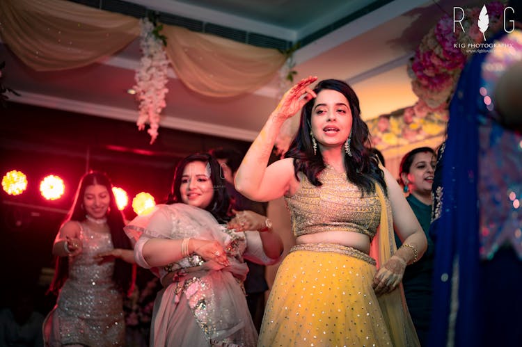 best indian mehendi poses