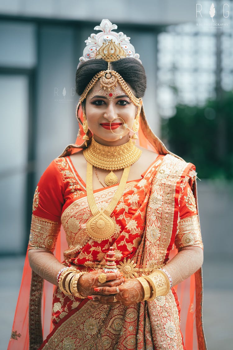 Latest Bindi Design Ideas For Bengali Bride