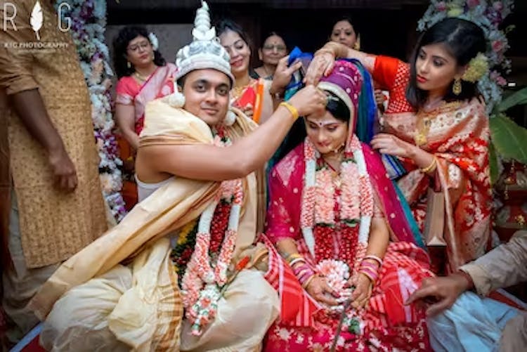 Groom weds bride by putting sindoor on maang