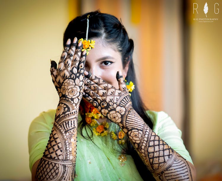 trending mehndi bridal poses