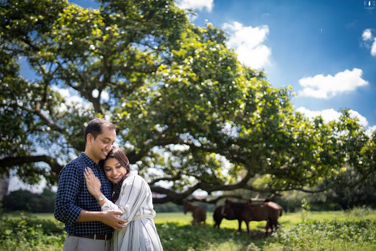 cute couple poses for pre wedding photography