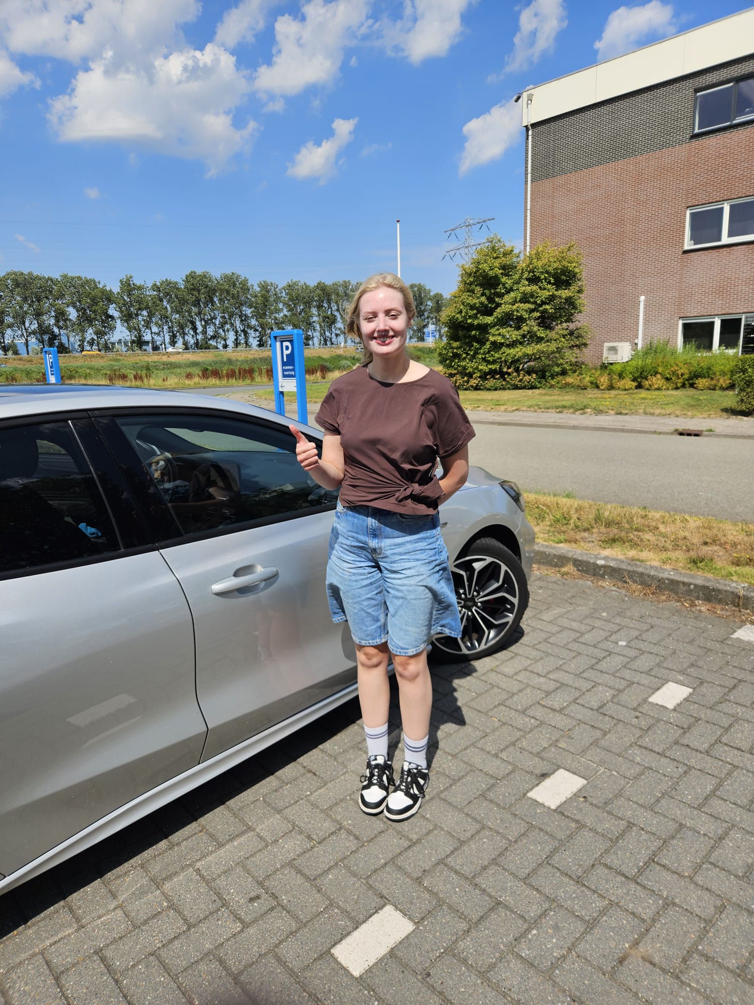 Amber Tellinga geslaagd voor haar rijbewijs