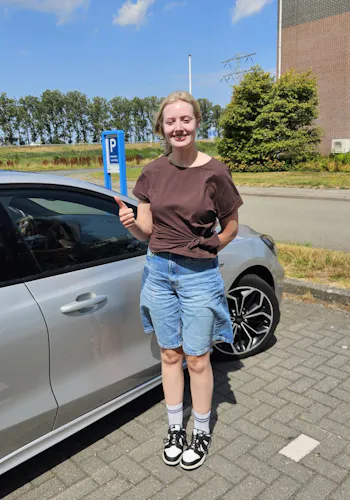 Amber Tellinga geslaagd voor haar rijbewijs