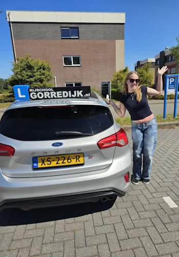 Lianne Glazema geslaagd voor haar rijbewijs