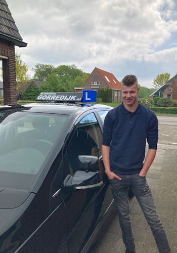 Egbert Durk van der Dam geslaagd voor zijn rijexamen