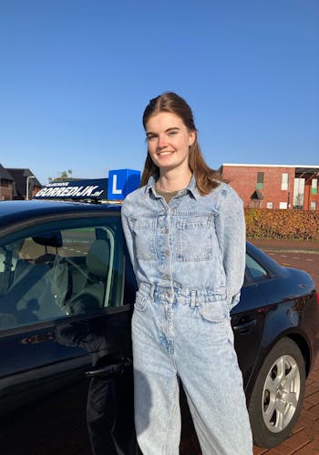 Emke Joziasse geslaagd voor het rijexamen