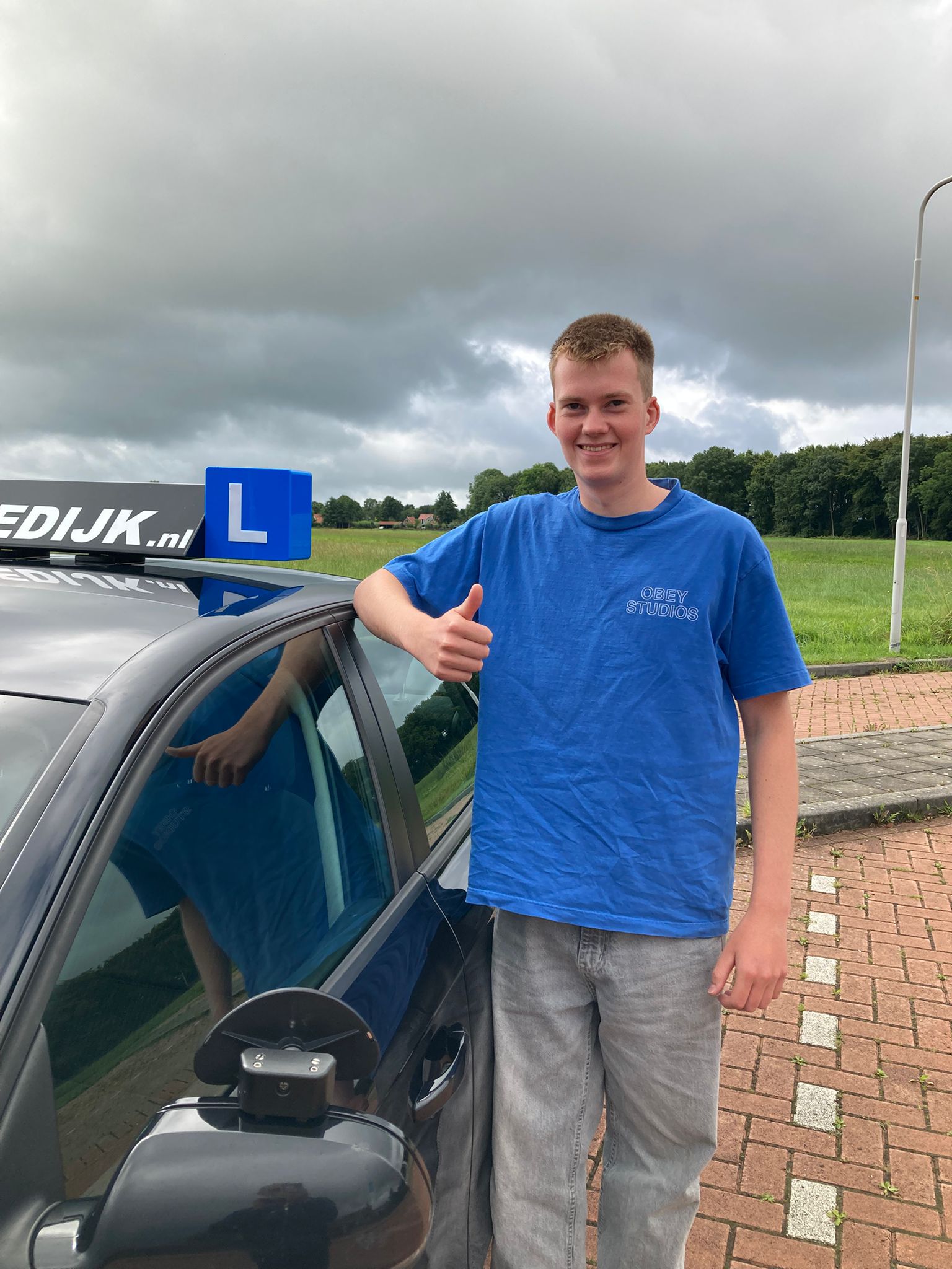Aljen Joziasse geslaagd voor zijn rijbewijs