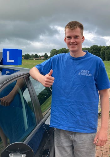 Aljen Joziasse geslaagd voor zijn rijbewijs