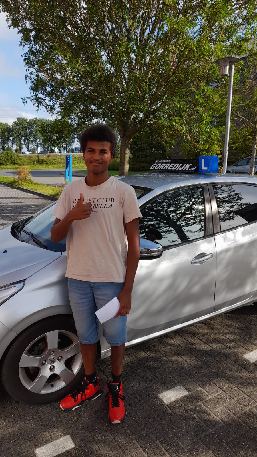 Jesper Zwanenburg geslaagd voor zijn rijbewijs