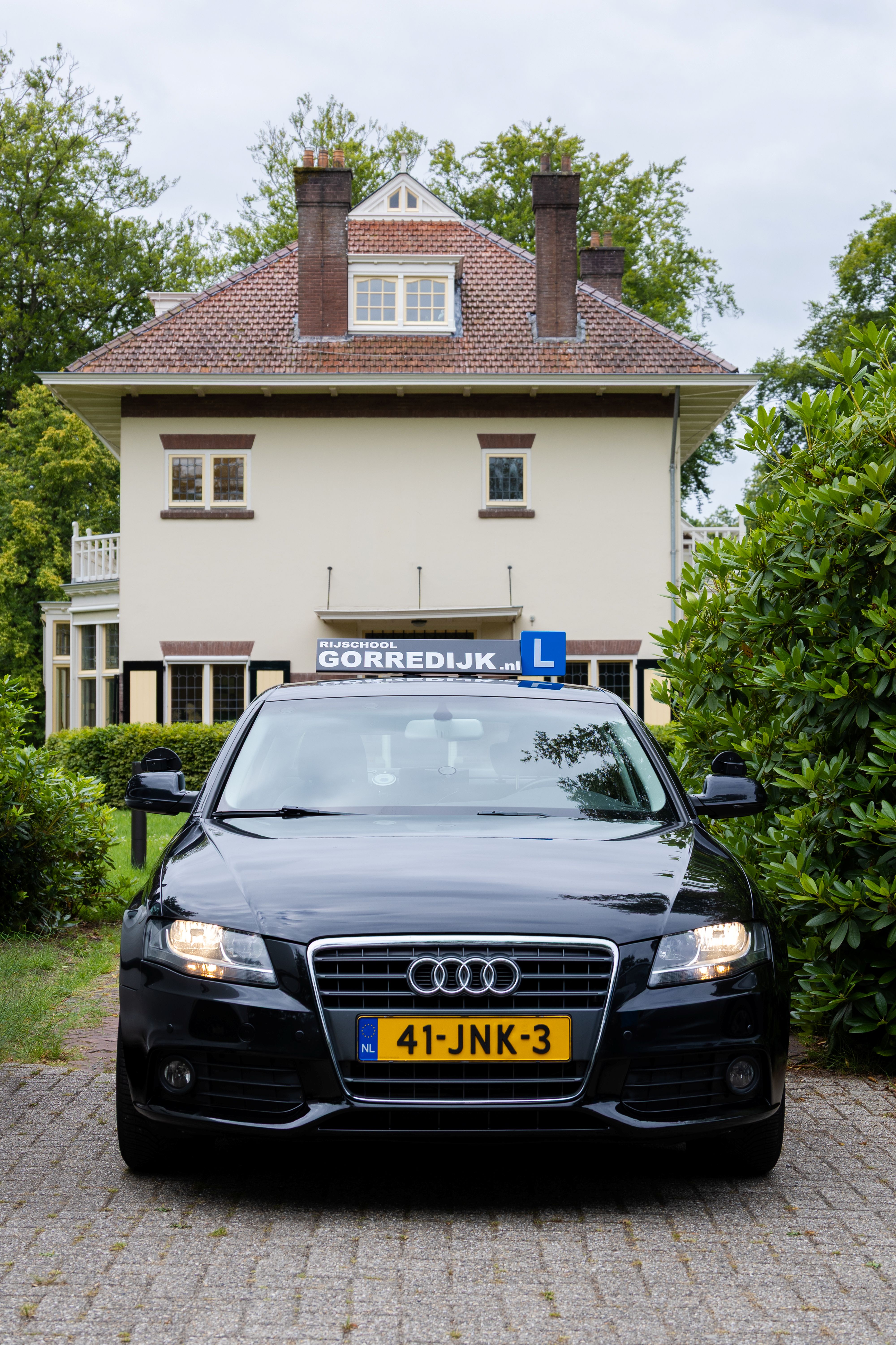 Zwarte Audi A4 schakel les auto
