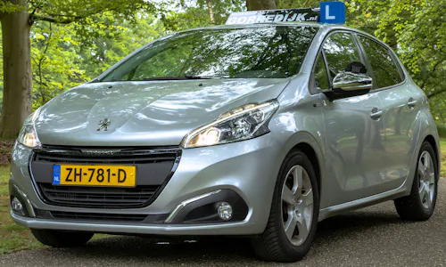 Grijze Peugeot 208 schakel lesauto