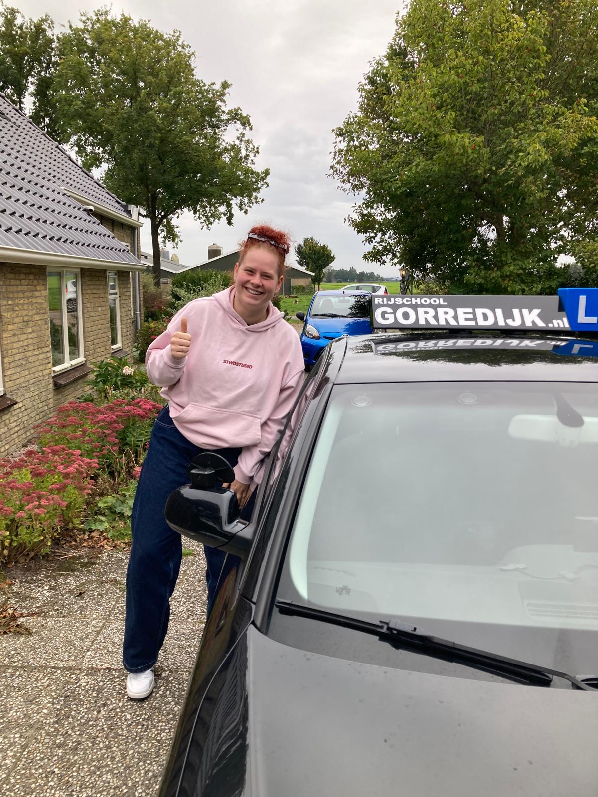 Sanne Hart geslaagd voor haar rijbewijs