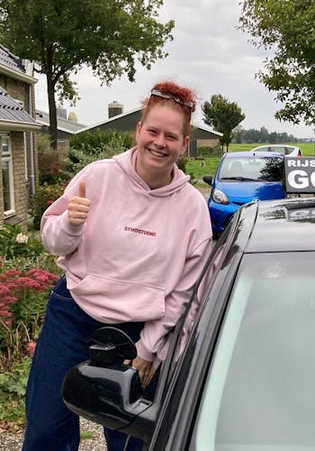 Sanne Hart geslaagd voor haar rijbewijs