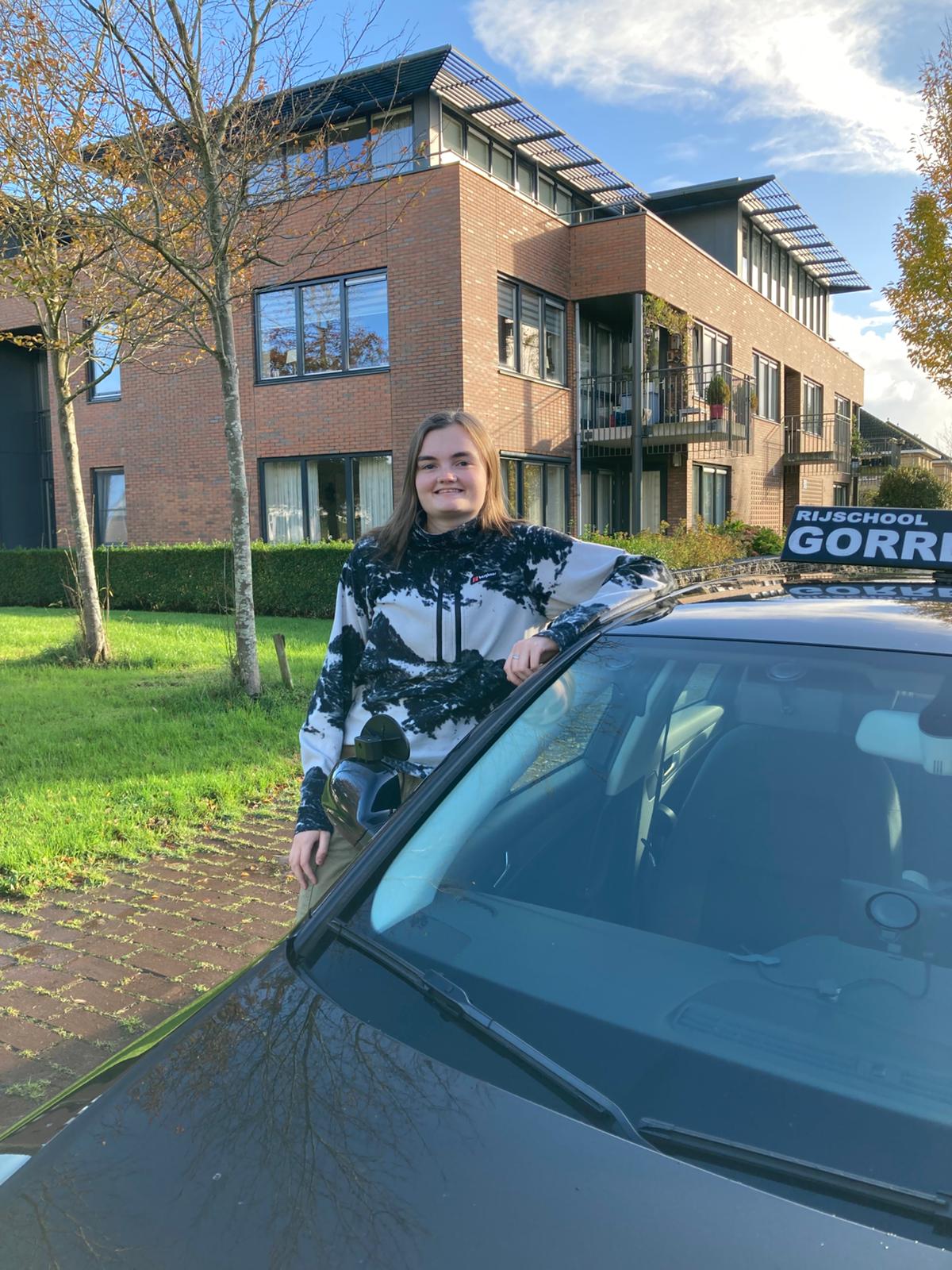 Fenna Joziasse geslaagd voor haar rijbewijs
