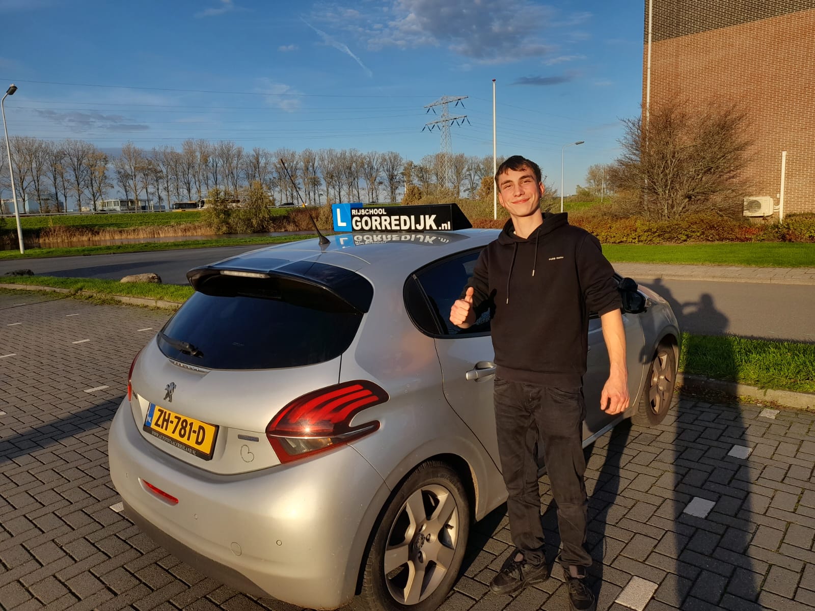 Jannik de Kroon geslaagd voor zijn rijbewijs