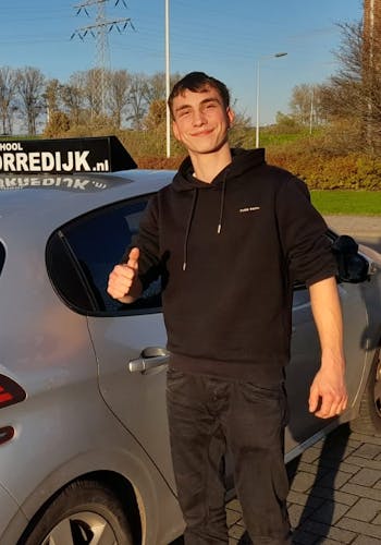 Jannik de Kroon geslaagd voor zijn rijbewijs