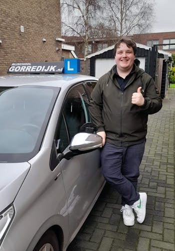 Jesse Rotteveel geslaagd voor zijn rijbewijs
