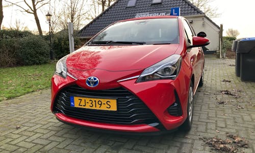 Rode Toyota Yaris lesauto - automaat