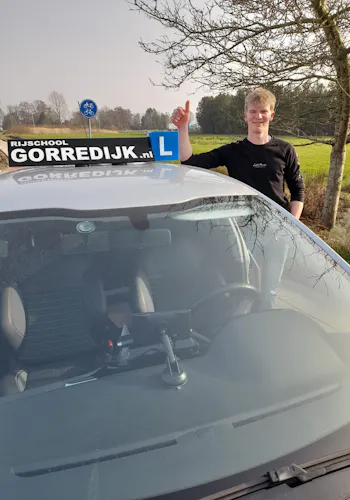 Rienk Stegenga geslaagd voor zijn rijbewijs