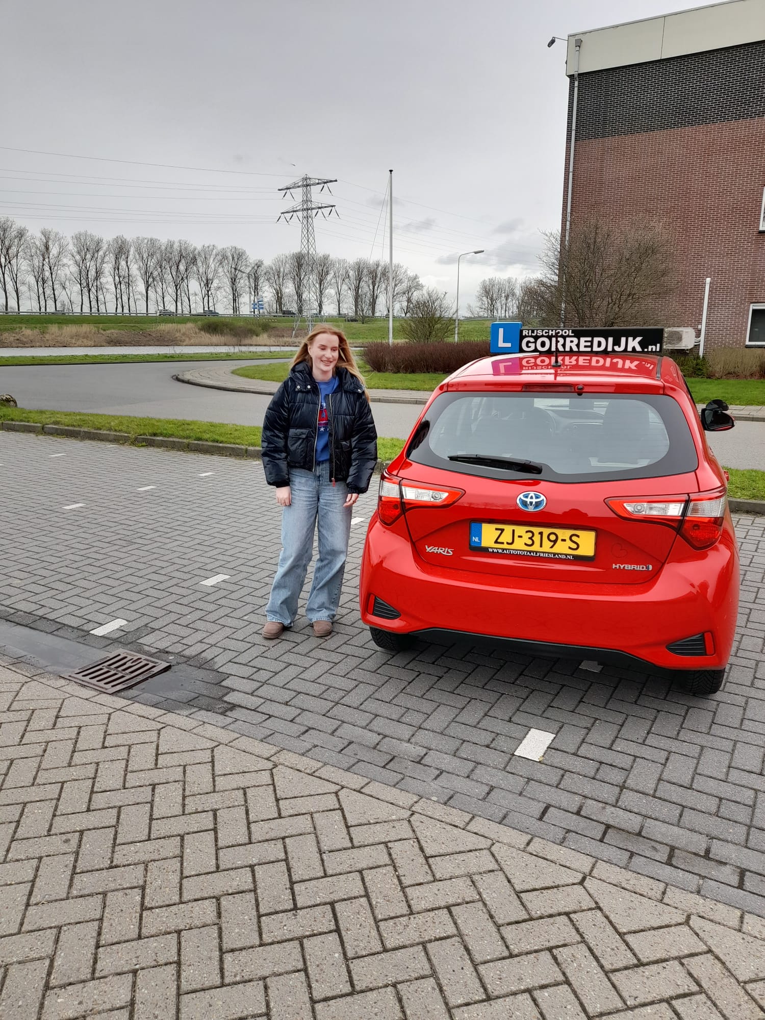 Fenna Kramer geslaagd voor haar rijbewijs