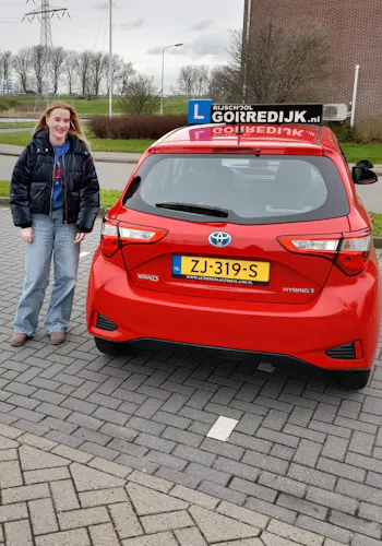 Fenna Kramer geslaagd voor haar rijbewijs