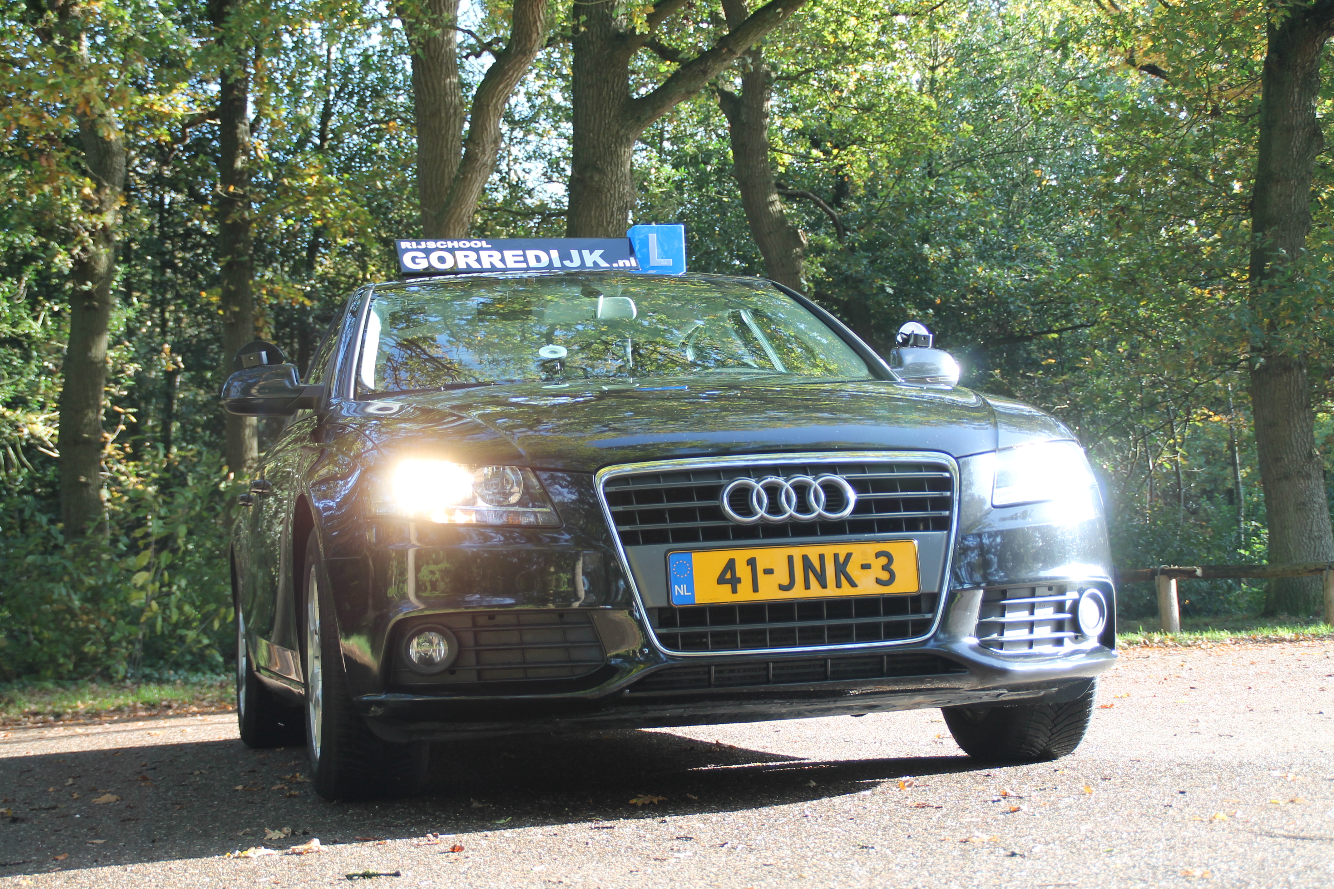 Afbeelding van mooie nieuwe zwarte Audi A4 lesauto