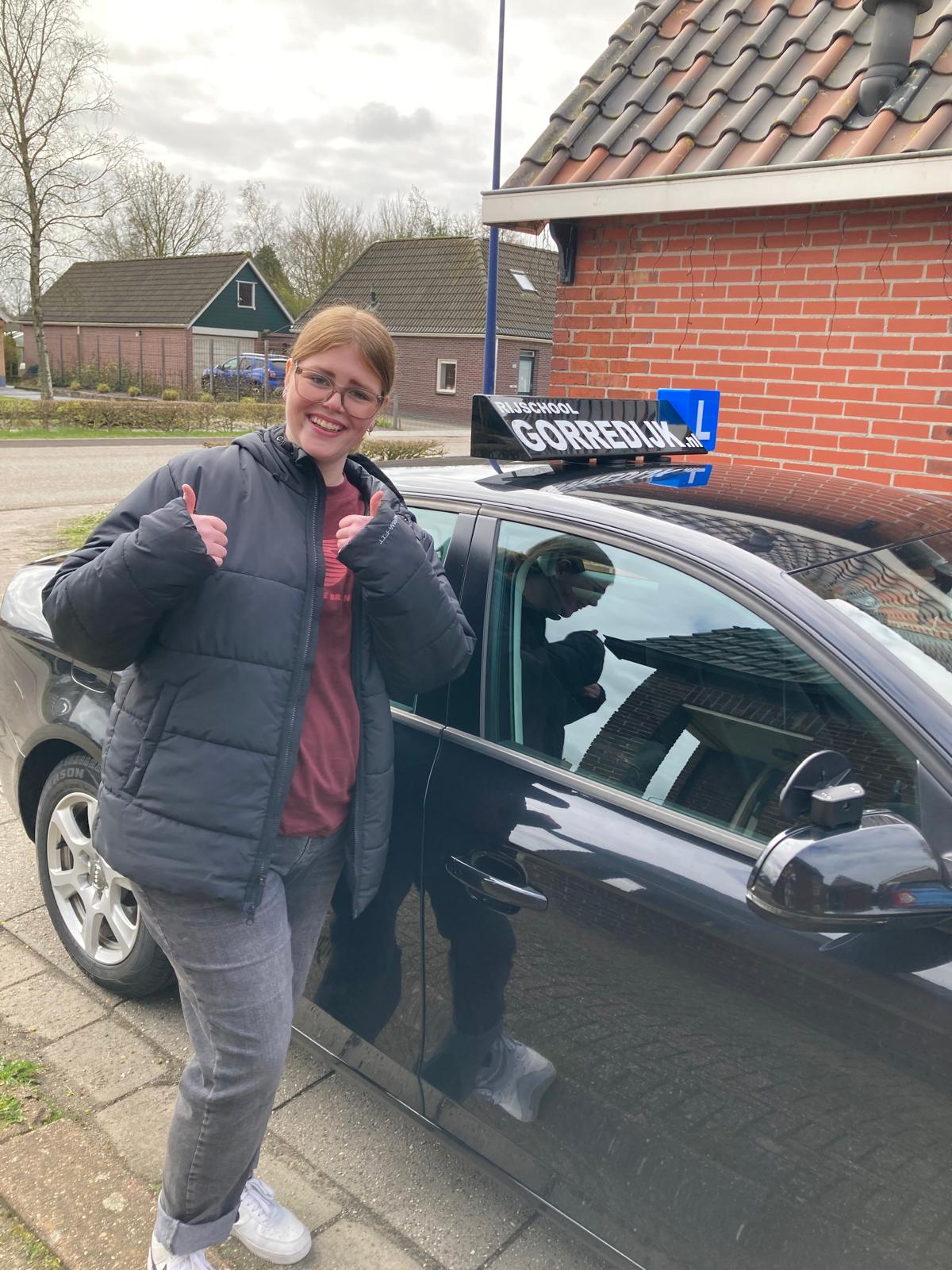 Rianne van der Dam geslaagd voor haar rijbewijs