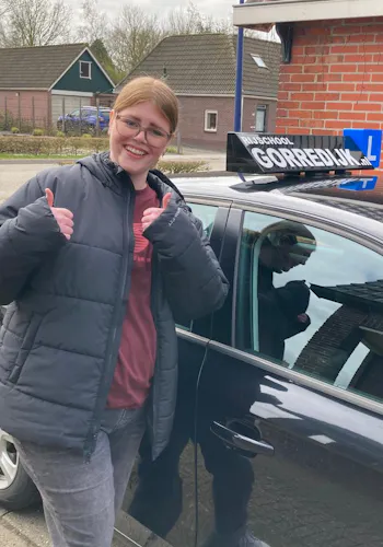 Rianne van der Dam geslaagd voor haar rijbewijs