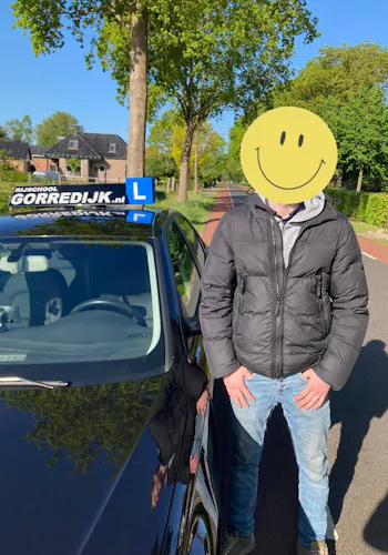 Niels uit Katlijk geslaagd voor zijn rijbewijs