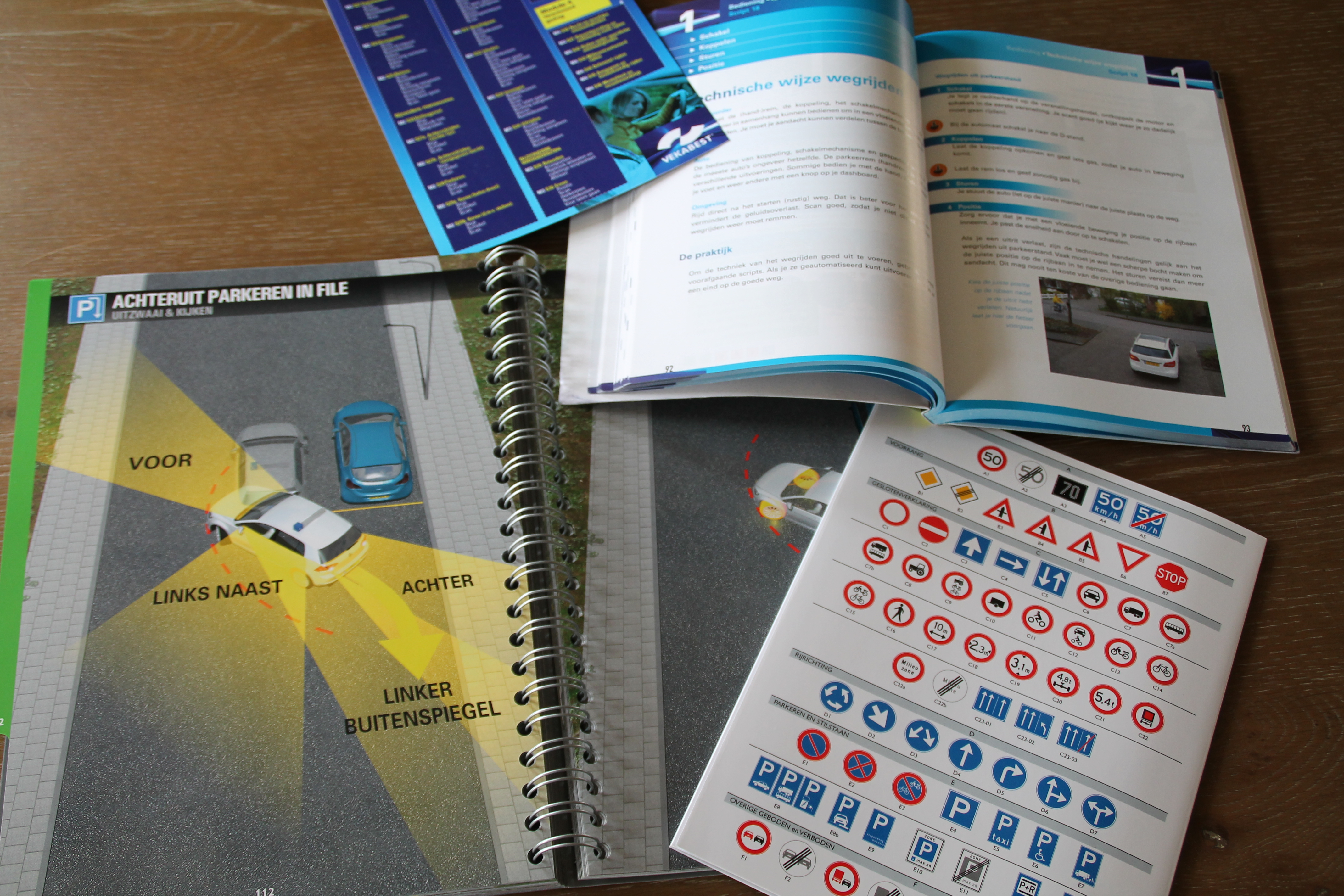Afbeelding met een variatie aan lesmaterialen die tijdens de rijlessen worden gebruikt