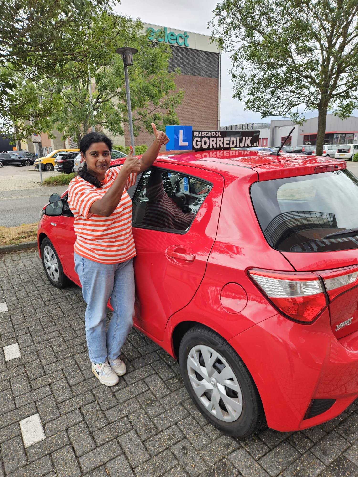 Stella geslaagd voor haar rijbewijs