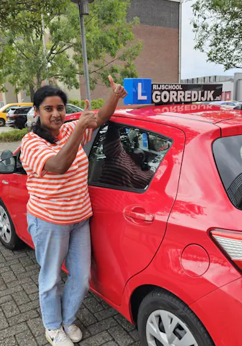 Stella geslaagd voor haar rijbewijs