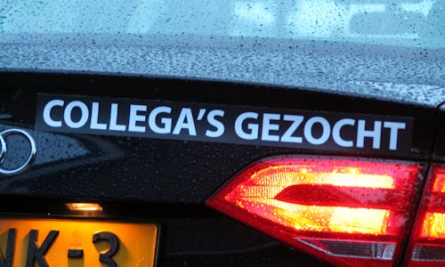 Afbeelding van de kofferbak van de Audi A4 lesauto met sticker met de tekst "Collega's gezocht" 