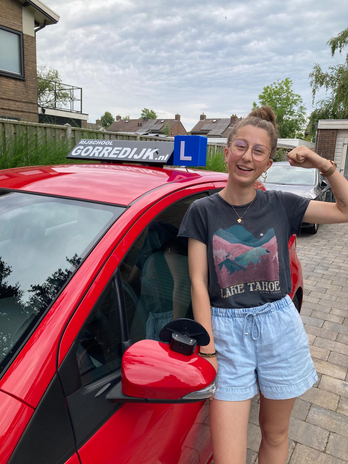 Sanne van Onna geslaagd voor haar rijbewijs
