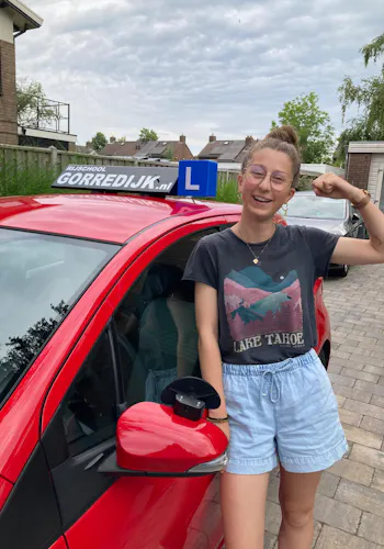 Sanne van Onna geslaagd voor haar rijbewijs