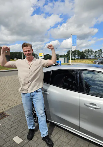 Wesley Volkmann geslaagd voor zijn rijbewijs