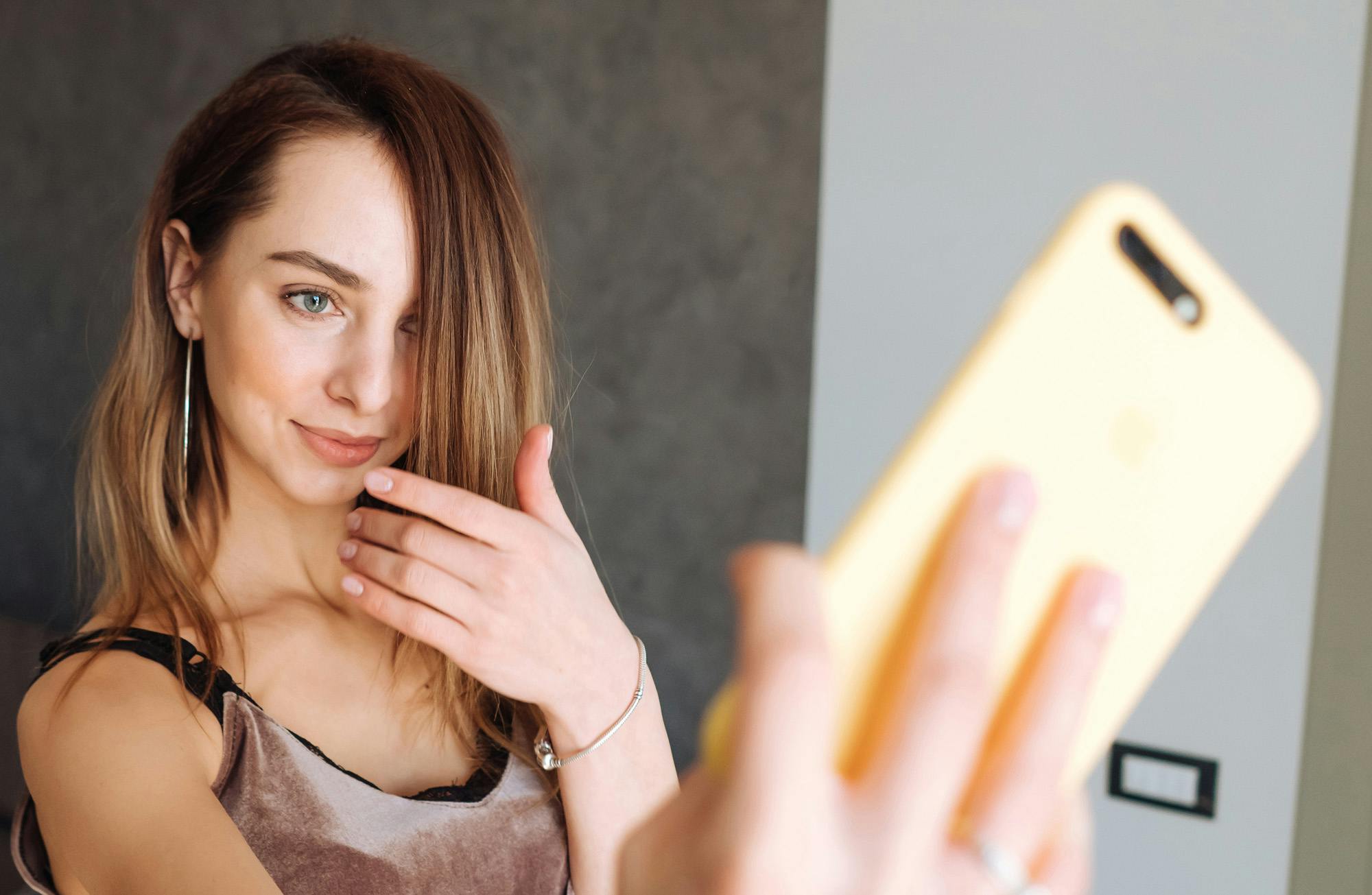 Ragazza mentre si fa un selfie