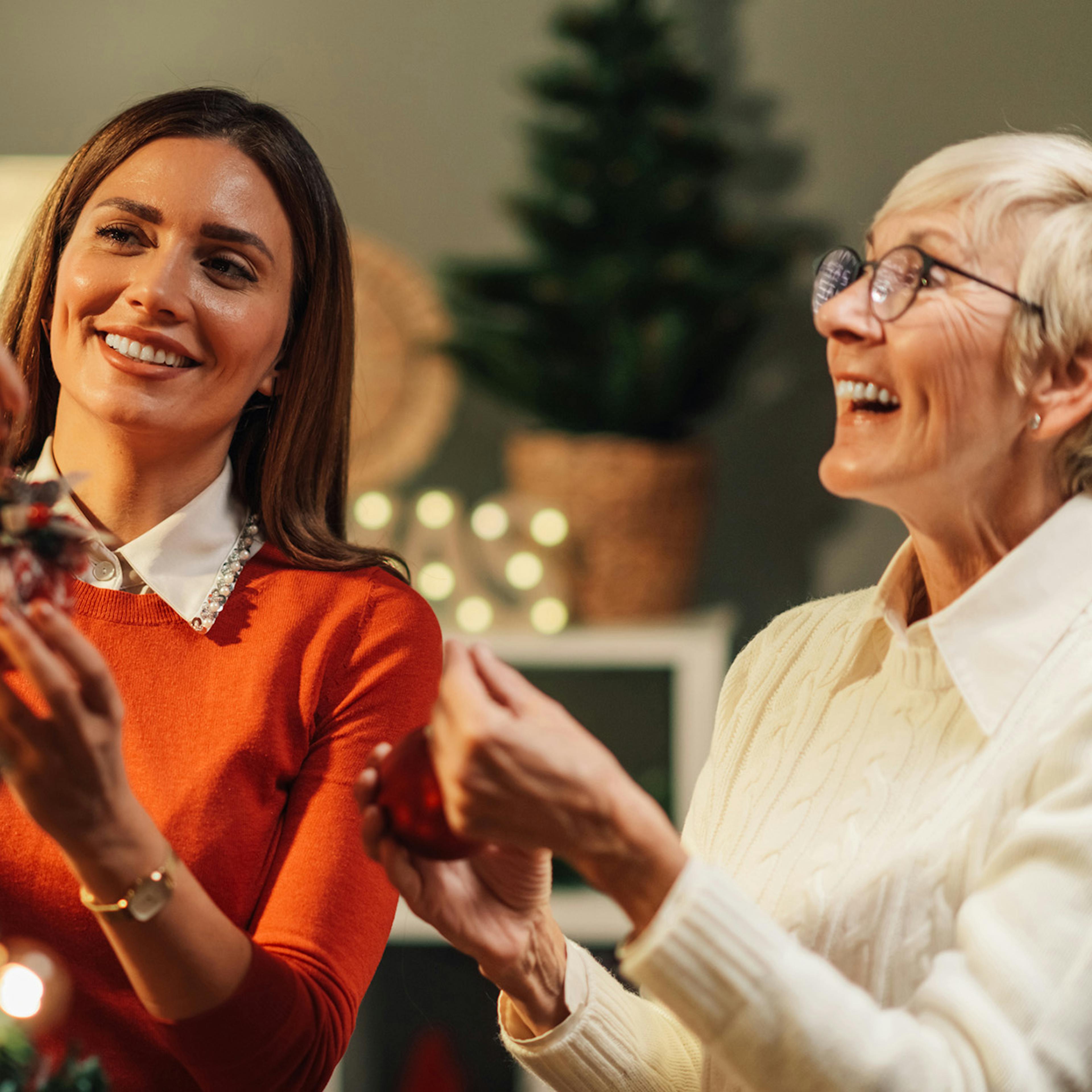 Donne con albero di Natale e decorazioni