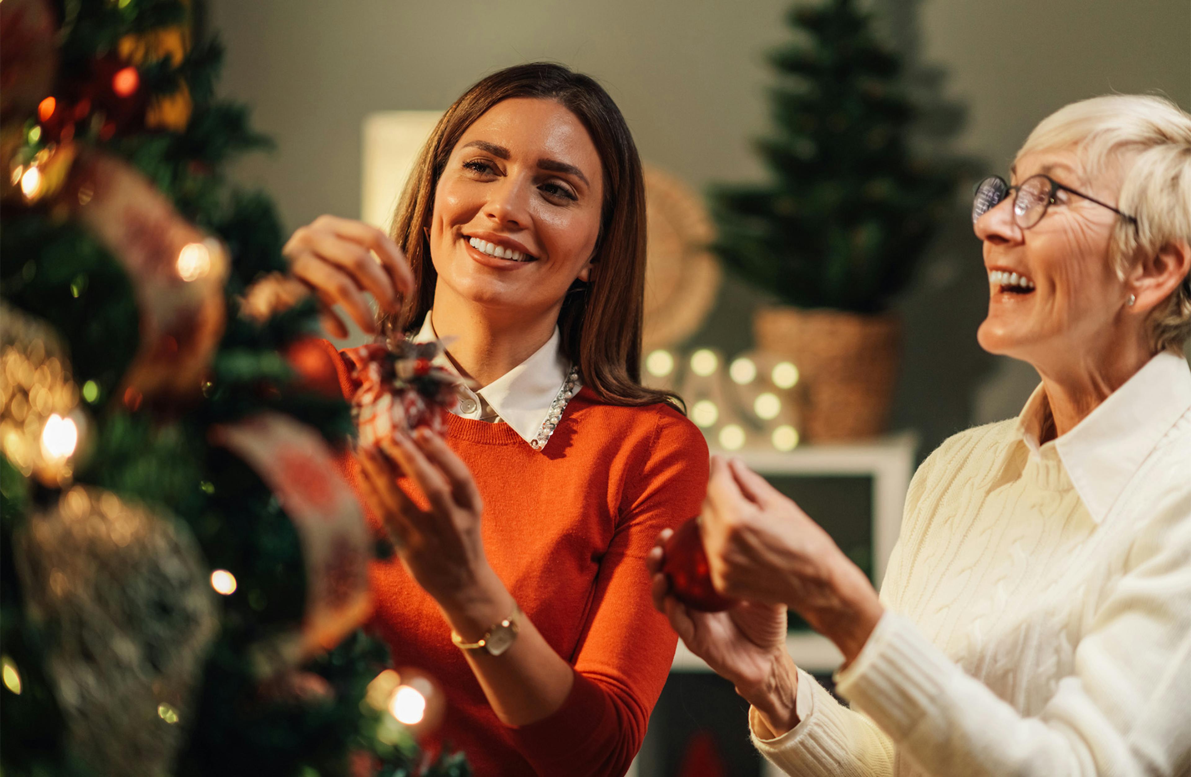 Donne con albero di Natale e decorazioni