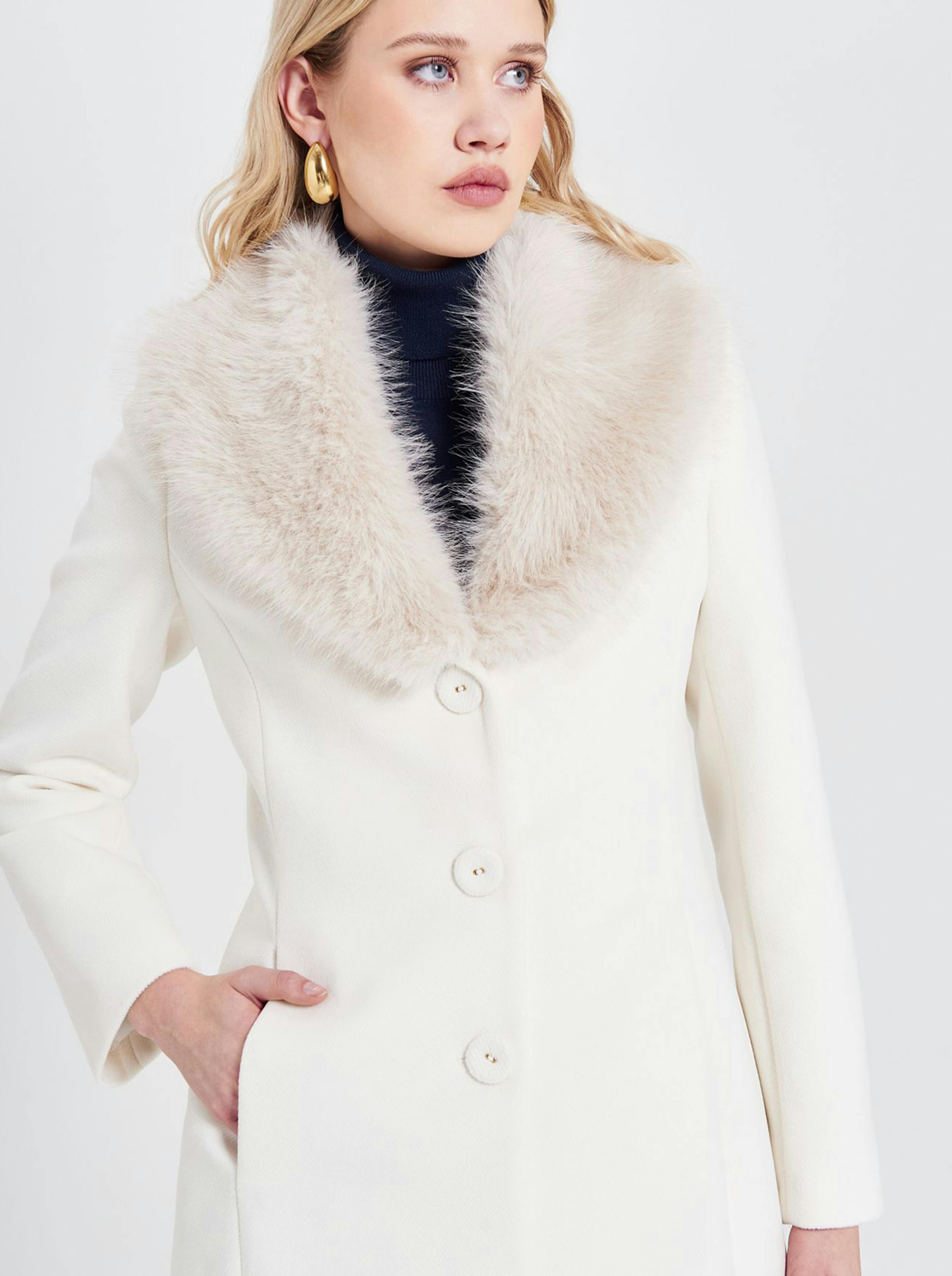 Cappotto bianco con effetto pelliccia