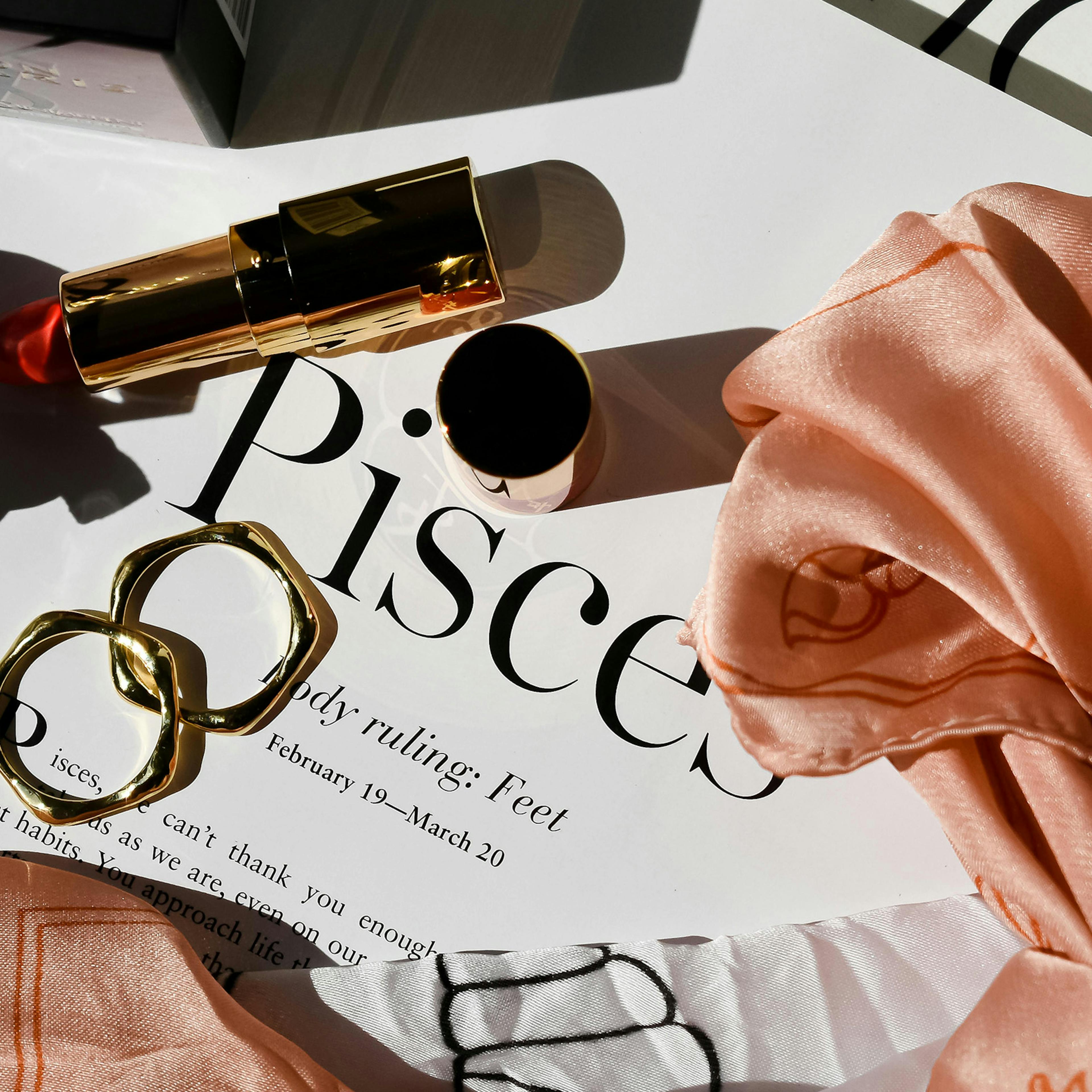 Anelli e rossetto