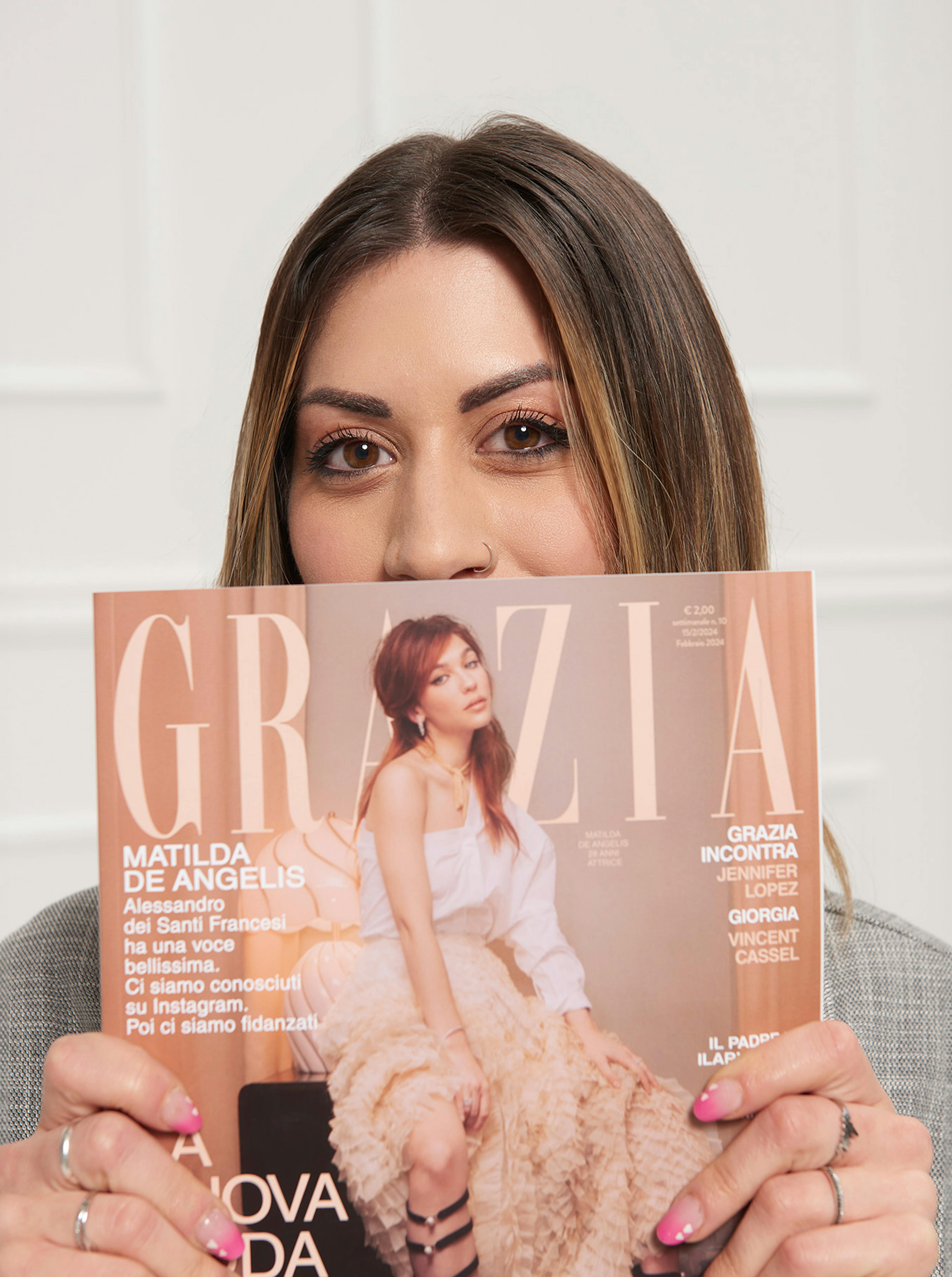 donna con copertina magazine Grazia