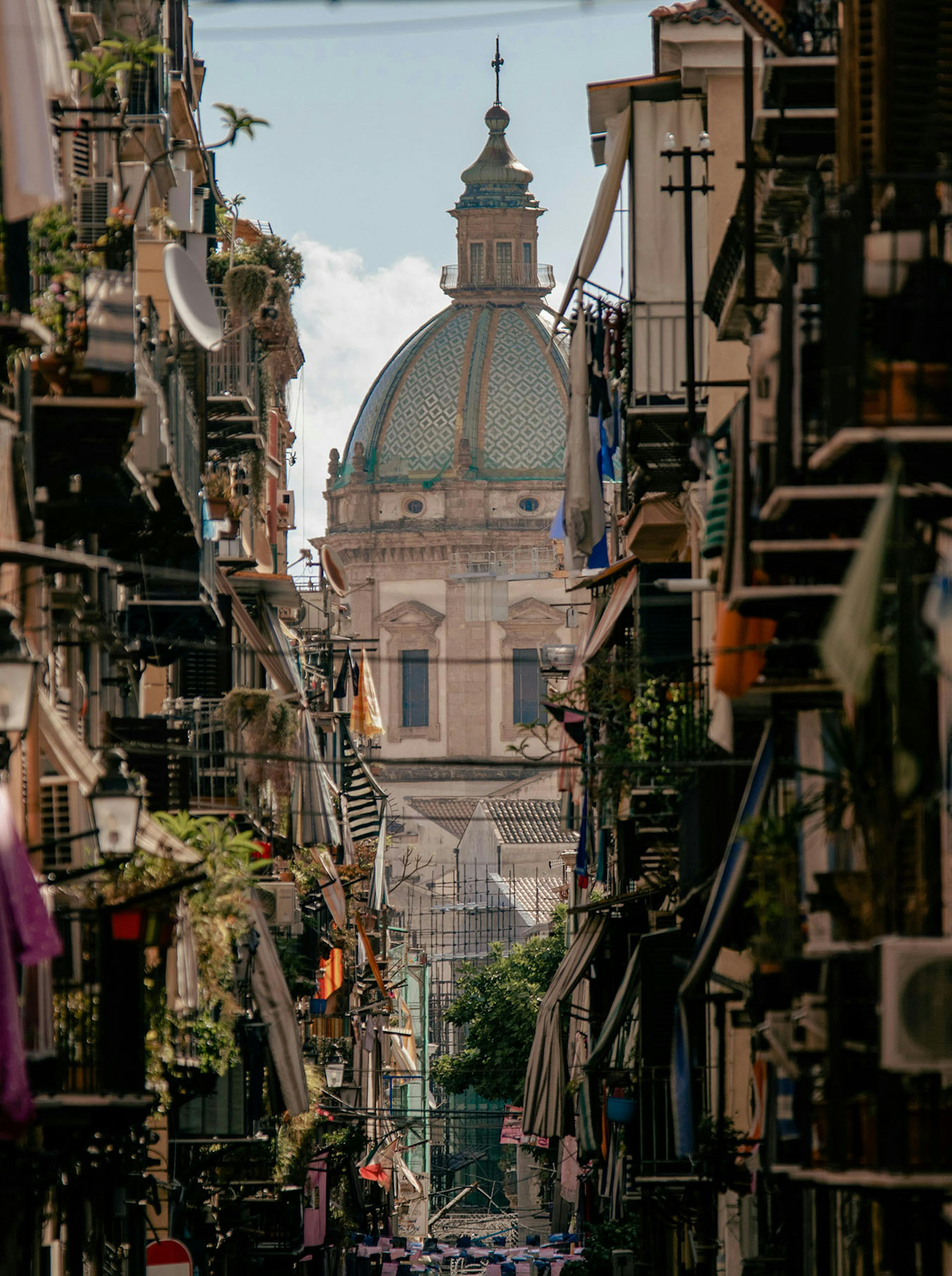 Strada di Palermo con vista sulla Cattedrale