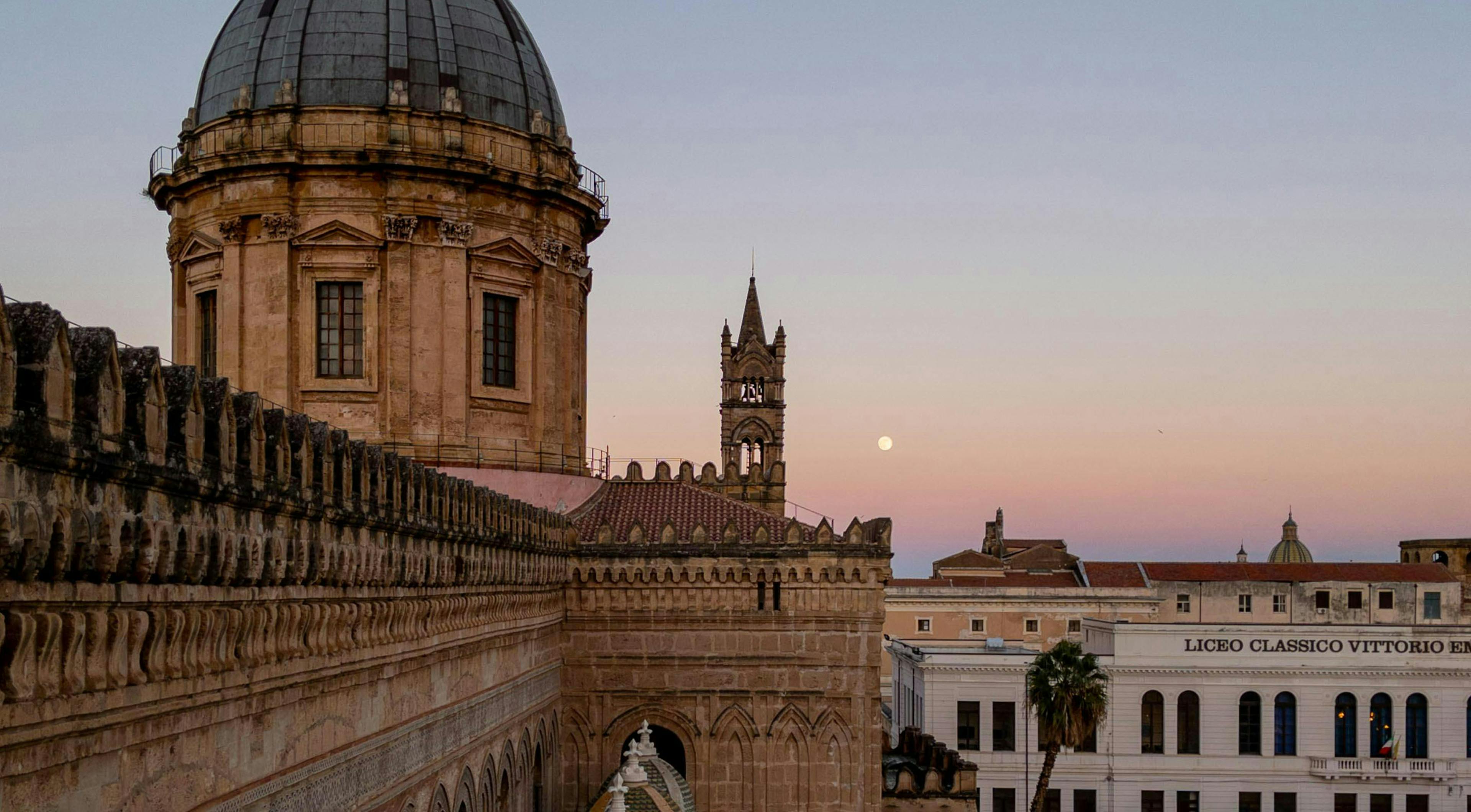 Cattedrale di Palermo con tramonto